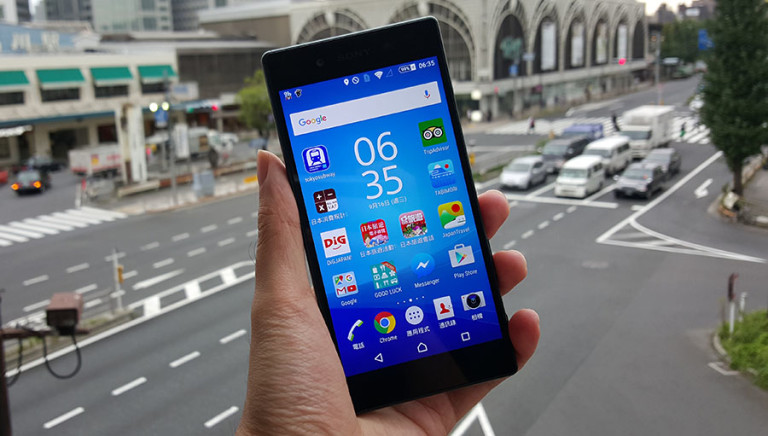 Sony Xperia Z5 в руке